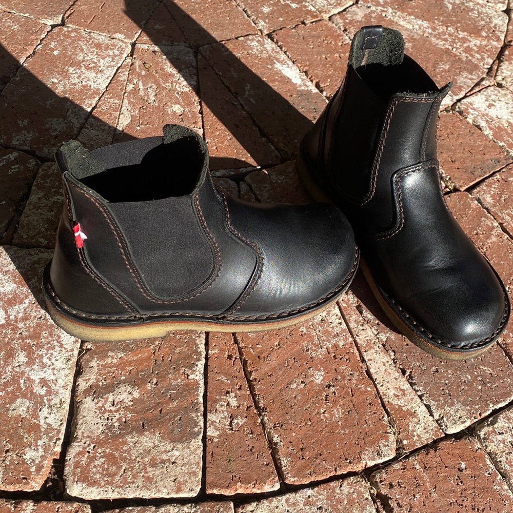 Duckfeet Roskilde [raw-ski-luh] is a classic all-season slip-on chelsea boot.
